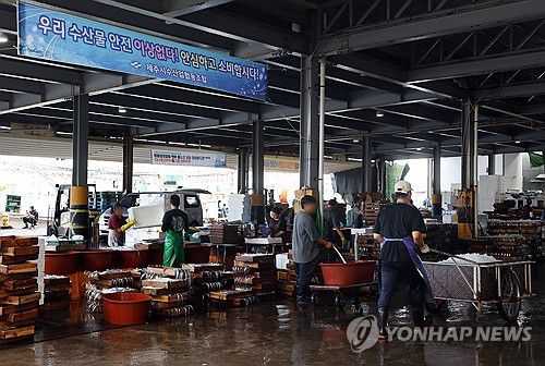 갈치 나르는 상인들(제주=연합뉴스) 백나용 기자 = 31일 오전 제주시 수협 위판장에서 상인 등이 경매에 낙찰된 갈치를 손질하거나 나르고 있다. 2023.8.31 dragon.me@yna.co.kr