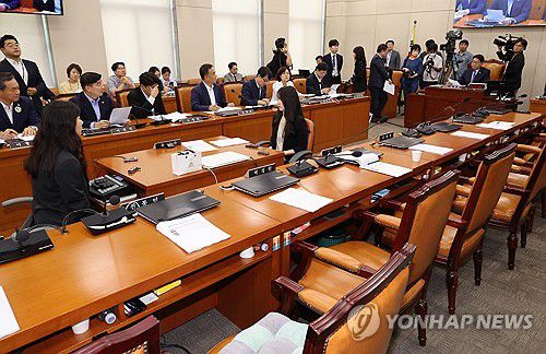 행안위, 여당 퇴장(서울=연합뉴스) 한상균 기자 = 31일 국회 행정안전위원회에서 김교흥 위원장이 회의를 진행하고 있다.       이날 행안위는 '이태원 참사 특별법'을 야당 단독으로 처리했다. 국민의힘 의원들은 법안 의결에 반대하며 퇴장했다. 2023.8.31 xyz@yna.co.kr