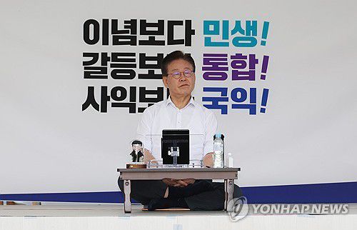 이재명 단식농성(서울=연합뉴스) 신준희 기자 = 더불어민주당 이재명 대표가 31일 오후 국회 본청 앞에서 단식 농성을 하고 있다.      이 대표는 이날 취임 1주년 기자간담회에서 "무능 폭력 정권을 향해 국민항쟁을 시작하겠다"며 무기한 단식 농성에 돌입했다. 2023.8.31 hama@yna.co.kr