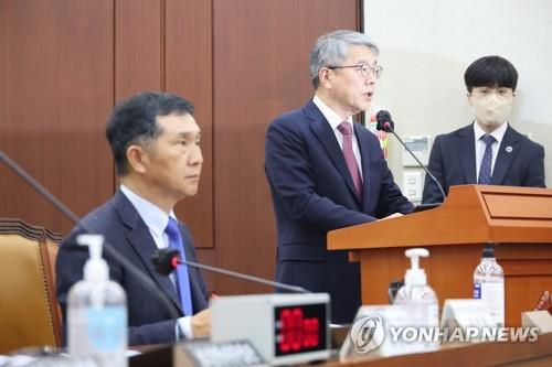 지난 3월 국회 연금개혁특별위원회에서 활동경과 보고하는 김용하 위원장[연합뉴스 자료사진. 재판매 및 DB 금지]