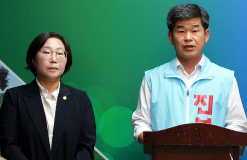 익산시장 발언 비판하는 전권희(오른쪽)진보당 익산시지역위원장[진보당 익산시지역위원회 제공]