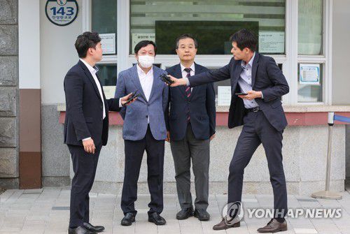 보석으로 석방된 정진상 전 정무조정실장(의왕=연합뉴스) 신현우 기자 = 더불어민주당 이재명 대표의 최측근인 정진상 전 대표실 정무조정실장(왼쪽 두번째)이 21일 오후 서울구치소를 나서며 취재진과 인터뷰하고 있다. 이날 보석으로 석방된 정 전 실장은 대장동 개발사업 비리에 연루돼 지난해 11월 19일 구속된 바 있다. 정 전 실장 오른쪽은 이건태 변호사. 2023.4.21 nowwego@yna.co.kr
