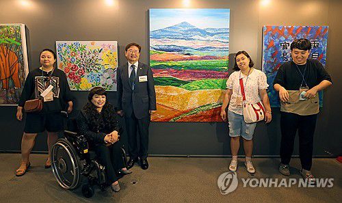 2023 장애인 문화예술축제 에이플러스 페스티벌(서울=연합뉴스) 박보균 문화체육관광부 장관이 1일 서울 종로구 청와대 춘추관에서 열린 '2023 장애인 문화예술축제 에이플러스 페스티벌(A+ Festival)' 개막식에서 장애예술인특별전 참여작가들과 기념 촬영하고 있다. 2023.9.1 [문화체육관광부 제공. 재판매 및 DB 금지] photo@yna.co.kr