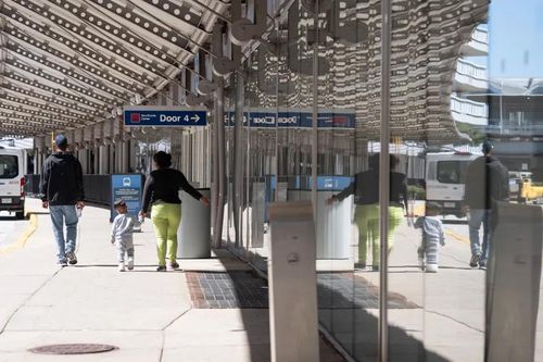 시카고 오헤어공항의 베네수엘라 난민 가족 [시카고 선타임스 캡처. 재판매 및 DB 금지]