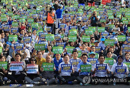 '후쿠시마 핵오염수 해양투기 중단하라'(서울=연합뉴스) 한종찬 기자 = 더불어민주당 이재명 대표와 박광온 원내대표를 비롯한 참가자들이 2일 오후 서울 프레스센터 인근에서 열린 '후쿠시마 핵오염수 해양투기 중단·윤석열정부 규탄 범국민대회'에서 관련 구호를 외치고 있다. 2023.9.2 saba@yna.co.kr