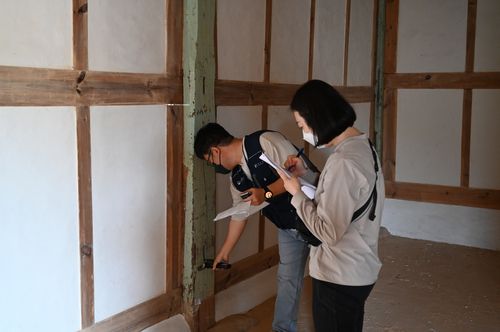 경북 상주향교에서 흰개미 피해를 조사하는 모습[국립문화재연구원 제공. 재판매 및 DB 금지]