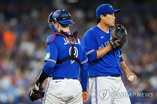 토론토 류현진(오른쪽)과 단짝 대니 잰슨[AFP=연합뉴스]