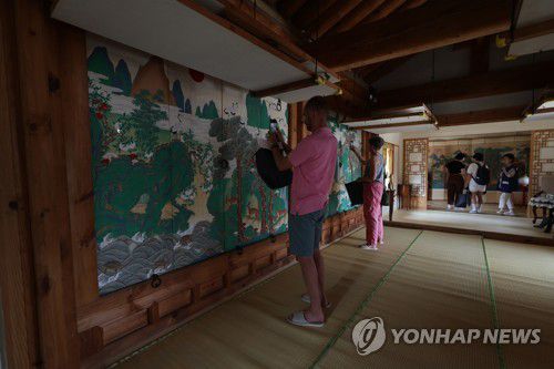 일반에 공개된 '경복궁 건청궁'(서울=연합뉴스) 임화영 기자 = 15일 고종과 명성황후의 생활 공간이자 을미사변이 일어난 장소인 서울 종로구 경복궁 건청궁이 특별개방돼 관람객을 맞이하고 있다. 2023.8.15 hwayoung7@yna.co.kr