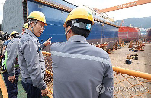 한화오션 야드 둘러보는 추경호 부총리(거제=연합뉴스) 김동민 기자 = 추경호 경제부총리 겸 기획재정부장관이 4일 오후 경남 거제시 한화오션 본사를 찾아 야드를 둘러보고 있다. 오른쪽은 권혁웅 한화오션 대표. 2023.9.4 image@yna.co.kr