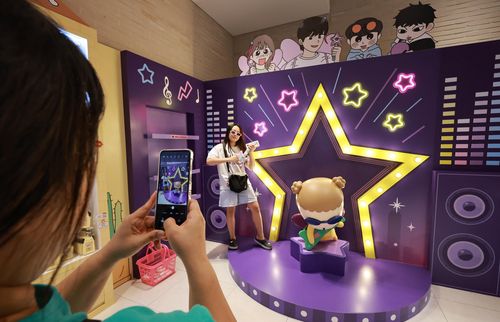 '마루는 강쥐' 캐릭터와 함께    (서울=연합뉴스) 홍해인 기자 = 5일 서울 영등포구 여의도 더현대서울에 마련된 네이버웹툰 공식 팝업스토어 '툰 페스티벌' 행사장을 찾은 팬이 웹툰 '마루는 강쥐' 캐릭터로 꾸민 포토존에서 기념 촬영을 하고 있다.      네이버웹툰은 17일까지 더현대서울에서 웹툰 '마루는 강쥐', '냐한남자'로 꾸며진 대형 팝업스토어(임시매장)을 운영한다. 팝업스토어와 포토존 공간은 총 90여평, 판매하는 상품은 507종에 이른다. 2023.9.5     hihong@yna.co.kr