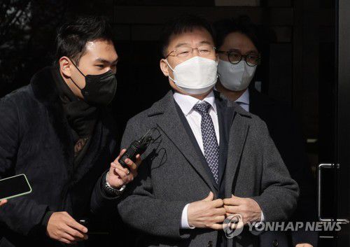 취재진 질문 듣는 김만배(서울=연합뉴스) 한종찬 기자 = 대장동 개발 사업 민간사업자 화천대유자산관리 대주주 김만배 씨가 9일 오후 서울 서초동 중앙지검을 나서고 있다. 2023.1.9 saba@yna.co.kr