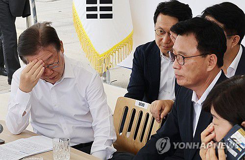 생각에 잠긴 민주당 이재명 대표(서울=연합뉴스) 한상균 기자 = 더불어민주당 이재명 대표가 4일 국회 앞 단식투쟁 천막에서 열린 최고위원회의에 참석하고 있다.  2023.9.4 xyz@yna.co.kr