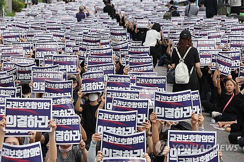 서이초 교사 추모 집회(서울=연합뉴스) 박동주 기자 = 서울 서이초등학교 교사의 49재 추모일인 4일 오후 서울 여의도 국회 앞에서 추모 집회가 열리고 있다. 2023.9.4 pdj6635@yna.co.kr