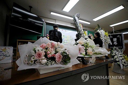 교실로 이어진 서이초 교사 49재 추모제(서울=연합뉴스) 서이초등학교 교사의 49재 추모일인 4일 오후 서울 서이초등학교에서 고인의 지인들이 교실을 둘러보고 있다. 2023.9.4 [공동취재] ksm7976@yna.co.kr