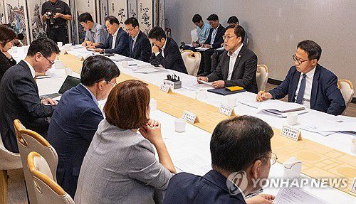 추석 민생 안정 방안 말하는 김병환 기재부 1차관(서울=연합뉴스) 황광모 기자 = 김병환 기획재정부 1차관이 5일 오전 서울 정부서울청사에서 열린 제30차 비상 경제차관 회의에서 참석해 물가 동향과 추석 민생 안정 방안에 대해 발언하고 있다.      이날 통계청이 발표한 8월 소비자 물가 동향은 3.4% 상승해 4개월 만에 최대폭으로 올랐다. 2023.9.5 hkmpooh@yna.co.kr