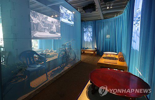 '프라다 모드 서울'에서 만나는 김지운, 연상호, 정다희 감독의 설치 작품들(서울=연합뉴스) 류효림 기자 = 5일 서울 종로구 인사동 복합문화공간 코트에서 열린 '프라다 모드 서울' 프레스 프리뷰에서 참석자들이 김지운, 연상호, 정다희 감독의 장소 특정 설치 작품 '다중과 평행' 전시를 둘러보고 있다. 2023.9.5 ryousanta@yna.co.kr