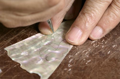 자개를 따내는 모습 국립무형유산원의 기록화 사업 [문화재청 국가문화유산포털 제공. 재판매 및 DB 금지]