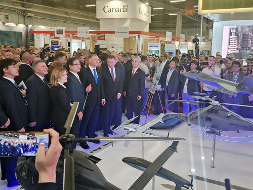 KAI, 폴란드 MSPO 참가(서울=연합뉴스) MSPO KAI 부스를 방문한 안제이 두다 폴란드 대통령과 마리우스 브와슈차크 폴란드 국방장관 및 부총리, 방위사업청 엄동환 청장. 2023.9.6.[KAI 제공]