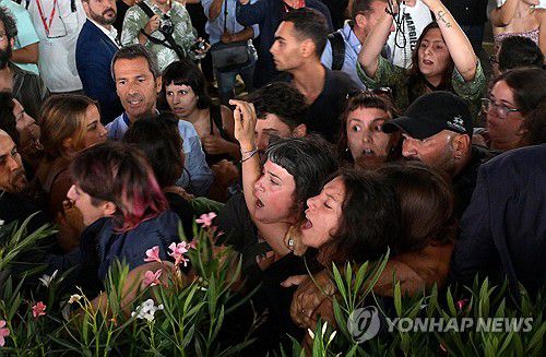 제80회 베네치아영화제에서 우디 앨런 감독 비판하는 시위대[EPA=연합뉴스. 재판매 및 DB 금지]