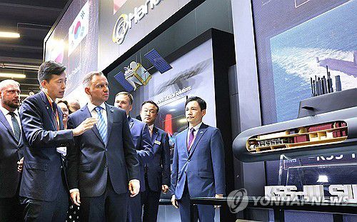 MSPO 2023서 폴란드 대통령 만난 김동관 부회장(서울=연합뉴스) 김동관 한화 부회장이 5일(현지시간) 폴란드 국제방위산업전시회(MSPO 2023)의 한화 전시장을 찾은 안제이 두다 폴란드 대통령에게 한화의 기술력을 설명하고 있다. 2023.9.6 [한화 제공. 재판매 및 DB 금지] photo@yna.co.kr