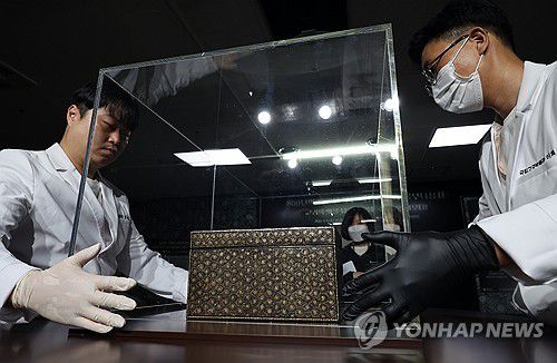 '고려의 빛 담고'(서울=연합뉴스) 박동주 기자 = 6일 오전 서울 종로구 국립고궁박물관에서 열린 '나전국화넝쿨무늬상자 환수 언론공개회'에서 공개된 나전국화넝쿨무늬상자. 2023.9.6 pdj6635@yna.co.kr