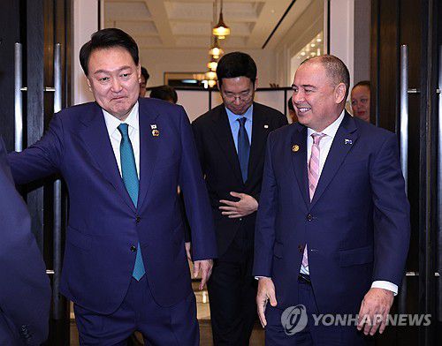 윤석열 대통령, 쿡제도 총리 영접(자카르타=연합뉴스) 진성철 기자 = 인도네시아를 방문 중인 윤석열 대통령이 6일(현지시간) 자카르타 시내 한 호텔에서 열린 한·쿡제도 정상회담에서 마크 브라운 총리를 영접하고 있다. 2023.9.6 zjin@yna.co.kr