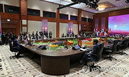 한·아세안 정상회의(자카르타=연합뉴스) 임헌정 기자 = 윤석열 대통령이 6일(현지시간) 인도네시아 자카르타 컨벤션 센터(JCC)에서 열린 한·아세안(ASEAN·동남아시아국가연합) 정상회의에 참석하고 있다. 2023.9.6 kane@yna.co.kr