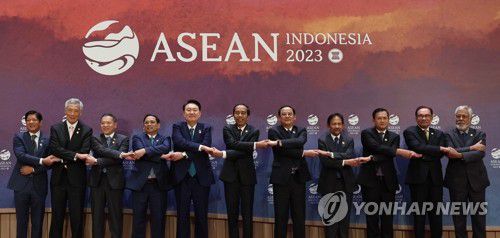 윤석열 대통령, 한·아세안 정상회의 기념촬영(자카르타=연합뉴스) 임헌정 기자 = 윤석열 대통령이 6일(현지시간) 인도네시아 자카르타 컨벤션 센터(JCC)에서 열린 한·아세안(ASEAN·동남아시아국가연합) 정상회의에서 조코 위도도 인도네시아 대통령 등과 기념촬영을 하고 있다. 2023.9.6 kane@yna.co.kr