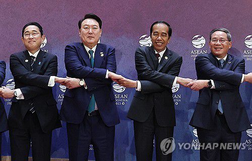 손잡은 한중일 정상과 인도네시아 대통령(자카르타=연합뉴스) 임헌정 기자 = 윤석열 대통령이 6일 인도네시아(현지시간) 자카르타 컨벤션 센터(JCC)에서 열린 아세안+3(한중일) 정상회의에서 기시다 후미오 일본 총리, 조코 위도도 인도네시아 대통령, 리창 중국 총리와 기념촬영을 하고 있다. 2023.9.6 kane@yna.co.kr