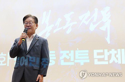 인사말 하는 이재명(서울=연합뉴스) 이정훈 기자 = 더불어민주당 이재명 대표가 6일 저녁 국회 의원회관에서 열린 영화 '봉오동 전투' 단체 상영회에서 인사말을 하고 있다. 2023.9.6 uwg806@yna.co.kr