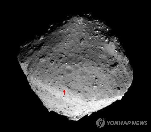 하야부사2호가 촬영한 소행성 류구와 시료채취 지점(붉은화살표)[JAXA 제공/ EPA 연합뉴스 자료사진]