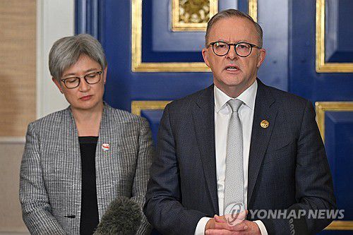 기자회견 하는 앤서니 앨버니지 호주 총리(자카르타 EPA=연합뉴스) 7일(현지시간) 인도네시아 자카르타에서 앤서니 앨버니지 호주 총리(오른쪽)와 페니 웡 호주 외교부 장관이 기자회견을 하고 있다. 2023.9.7. photo@yna.co.kr