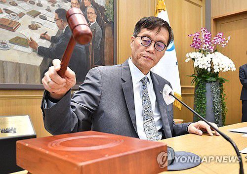의사봉 두드리는 이창용 총재(서울=연합뉴스) 이창용 한국은행 총재가 24일 서울 중구 한국은행에서 열린 금융통화위원회를 주재하며 의사봉을 두드리고 있다. 2023.8.24 [사진공동취재단] photo@yna.co.kr