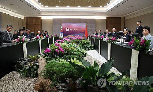 윤석열 대통령, 리창 총리와 회담(자카르타=연합뉴스) 진성철 기자 = 윤석열 대통령이 7일(현지시간) 인도네시아 자카르타 컨벤션 센터(JCC)에서 리창 중국 총리와 한·중국 회담을 하고 있다.  2023.9.7 zjin@yna.co.kr