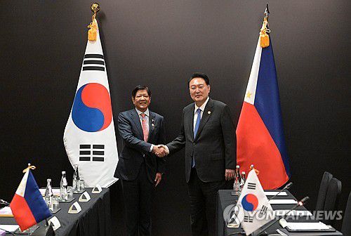 윤석열 대통령, 한·필리핀 정상회담(자카르타=연합뉴스) 임헌정 기자 = 윤석열 대통령이 7일(현지시간) 자카르타 한 호텔에서 열린 한·필리핀 정상회담에서 페르디난드 마르코스 필리핀 대통령과 기념촬영하며 악수하고 있다. 2023.9.7 kane@yna.co.kr