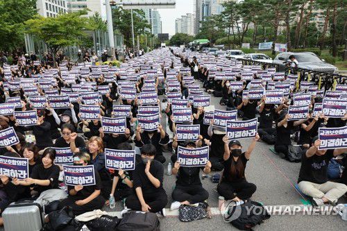 '교권보호합의안 의결하라'(서울=연합뉴스) 박동주 기자 = 서울 서이초등학교 교사의 49재 추모일인 4일 오후 서울 여의도 국회 앞에서 열린 추모 집회에서 참가자들이 구호를 외치고 있다. 2023.9.4 pdj6635@yna.co.kr