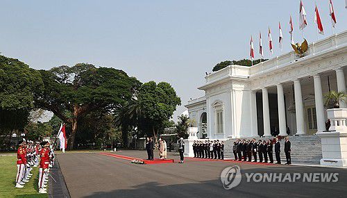 윤석열 대통령, 인도네시아 공식 환영식(자카르타=연합뉴스) 임헌정 기자 = 윤석열 대통령과 부인 김건희 여사가 8일(현지시간) 자카르타 대통령궁에서 열린 공식환영식에 조코 위도도 인도네시아 대통령 내외와 함께 참석하고 있다.   2023.9.8 kane@yna.co.kr