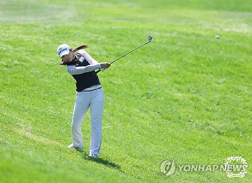 아이언샷하는 이가영(서울=연합뉴스) 9일 경기 이천 블랙스톤이천GC에서 열린 'KB금융 스타챔피언십' 3라운드에서 이가영이 3번홀 아이언샷을 하고 있다. 2023.9.9 [KLPGA 제공. 재판매 및 DB 금지] photo@yna.co.kr