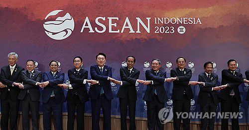 손 잡는 윤석열 대통령과 아세안+3 정상회의 참석자들(자카르타=연합뉴스) 임헌정 기자 = 윤석열 대통령이 6일 인도네시아(현지시간) 자카르타 컨벤션 센터(JCC)에서 열린 아세안+3(한중일) 정상회의에서 기념촬영을 위해 기시다 후미오 일본 총리, 조코 위도도 인도네시아 대통령 등과 손을 잡고 있다. 2023.9.6 kane@yna.co.kr