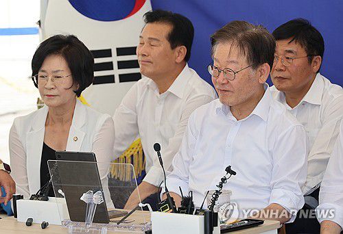 이재명 대표, 단식 8일째(서울=연합뉴스) 한상균 기자 = 더불어민주당 이재명 대표가 단식 8일 차인 7일 국회 앞 천막에 앉아 있다. 2023.9.7 xyz@yna.co.kr