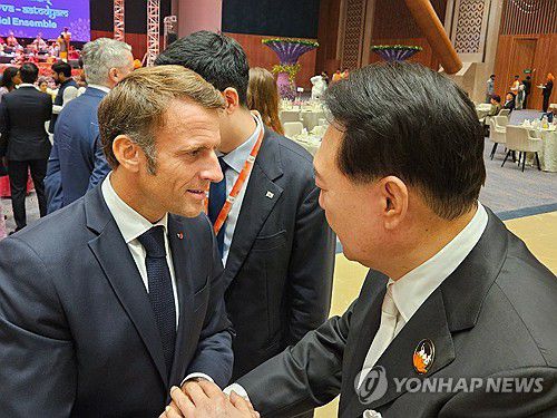 마크롱 프랑스 대통령과 인사하는 윤석열 대통령(뉴델리=연합뉴스) 진성철 기자 = 윤석열 대통령이 9일(현지시간) 인도 뉴델리 바라트 만다팜 국제컨벤션센터에서 열린 주요 20개국(G20) 정상회의 갈라 만찬에서 에마뉘엘 마크롱 프랑스 대통령과 인사하고 있다.   2023.9.10 [대통령실 제공. 재판매 및 DB 금지] zjin@yna.co.kr