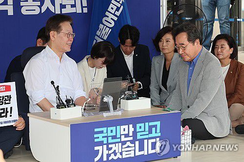 이낙연, 이재명 대표 단식 농성 천막 방문(서울=연합뉴스) 이정훈 기자 = 더불어민주당 이낙연 전 대표가 10일 국회 본청 앞 이재명 대표 단식 농성 천막을 방문, 이 대표와 대화하고 있다. 2023.9.10 uwg806@yna.co.kr