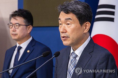 신속한 교권 보호 4대 입법 촉구하는 이주호 부총리(서울=연합뉴스) 황광모 기자 = 이주호 부총리 겸 교육부 장관이 11일 오후 서울 종로구 정부서울청사 별관에서 교권 보호 4대 입법 촉구 기자회견을 하고 있다. 2023.9.11 hkmpooh@yna.co.kr