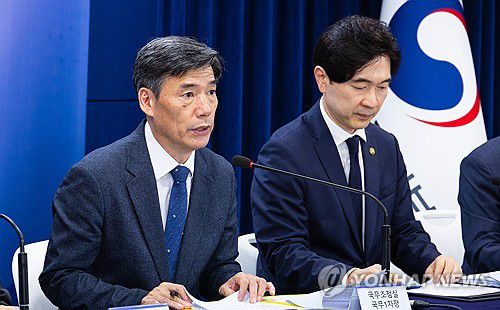 후쿠시마 원전 오염수 방류 1차 방류 완료 설명하는 박구연 국조실 1차장(서울=연합뉴스) 황광모 기자 = 박구연 국무조정실 1차장이(왼쪽) 12일 오전 서울 종로구 정부서울청사에서 열린 후쿠시마 원전 오염수 방류 일일 브리핑에 참석해 도쿄전력이 밝힌 오염수 1차 방류에 관해 설명하고 있다. 2023.9.12 hkmpooh@yna.co.kr