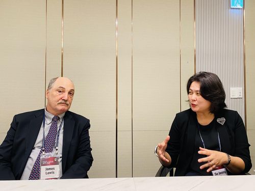 루이스 부소장과 인터뷰에 동석한 김소정 국가안보전략연구원 실장[촬영 강건택]