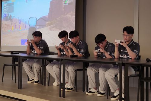 항저우AG 버전 배틀그라운드 모바일 시연하는 국가대표팀    (서울=연합뉴스) 김주환 기자 = 항저우 아시안게임(AG) e스포츠 배틀그라운드(PUBG) 모바일 대표팀이 13일 서울 강남구 크래프톤 사옥에서 열린 간담회에서 대회 버전 게임을 시연하고 있다. 2023.9.13 jujuk@yna.co.kr