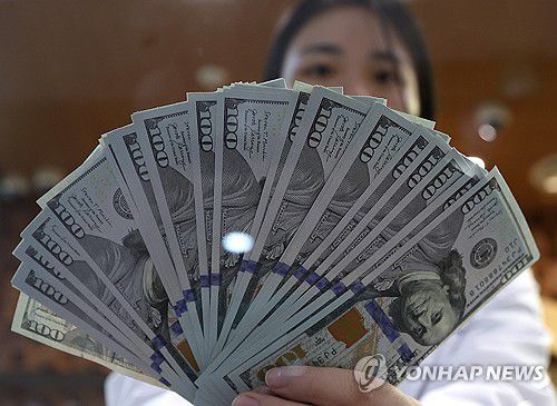 달러 정리하는 은행 직원 [연합뉴스 자료 사진]