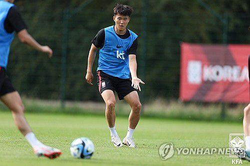 양현준 '이쪽으로'(서울=연합뉴스) 사우디아라비아와의 평가전을 앞둔 남자 축구 국가대표팀 양현준이 8일(현지시간) 영국 웨일스 카디프 인터내셔널 스포츠 캠퍼스에서 훈련을 하고 있다. 2023.9.9 [대한축구협회 제공. 재판매 및 DB 금지] photo@yna.co.kr