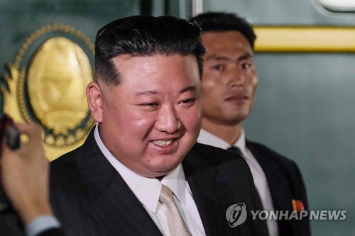 러시아 연해주 하산역에 도착한 김정은(하산 AFP=연합뉴스) 김정은 북한 국무위원장(왼쪽)이 12일(현지시간) 북한과 러시아 접경지역에 있는 러시아 연해주 하산역에 도착하고 있다. 김 위원장은 최선희 외무상과 리병철 당 중앙군사위원회 부위원장 등 주요 간부와 이번 러시아 방문길에 동행했다. 2023.09.13 ddy04002@yna.co.kr