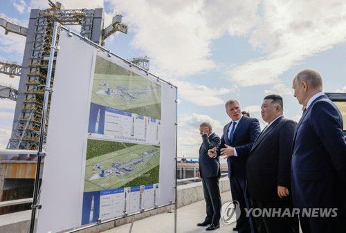 보스토치니 우주기지 방문한 김정은과 푸틴(아무르[러시아] 로이터=연합뉴스) 김정은 북한 국무위원장(오른쪽에서 두 번째)과 블라디미르 푸틴 러시아 대통령(오른쪽에서 첫 번째)이 13일(현지시간) 러시아 아무르주 보스토치니 우주기지를 둘러보고 있다. 김 위원장은 회담에 앞서 푸틴 대통령에게 "러시아와의 관계는 북한의 최우선 과제"라며 "북한은 제국주의에 맞서 싸우는 데 함께할 것"이라고 말했다. 2023.09.13 ddy04002@yna.co.kr